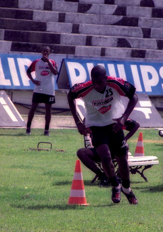 Contratado para a disputa da Srie A de 2001, veio da Matonense-SP e era desconhecido no futebol brasileiro. Tinha 22 anos e estava no 3 ano de sua carreira. Conquistou a torcida com a entrega em campo, mas foi s no 10 jogo que marcou o primeiro gol pelo Tricolor: o de honra na goleada de 4 a 1 sofrida contra o Cruzeiro. Depois disso, marcou mais quatro vezes. No fim da temporada, mesmo com o rebaixamento do Tricolor, foi vendido ao Grmio numa negociao que rendeu ao clube US$ 700 mil
